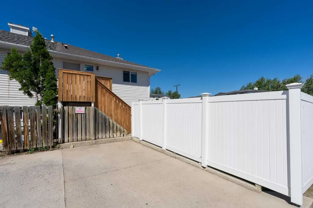 19 Chilcotin Lane W Lethbridge AB T1K 7G8