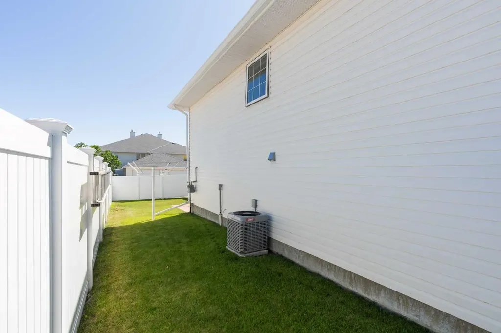 19 Chilcotin Lane W Lethbridge AB T1K 7G8