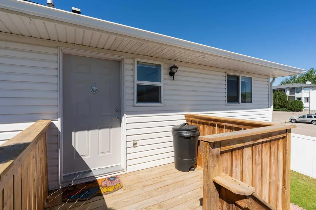 19 Chilcotin Lane W Lethbridge AB T1K 7G8
