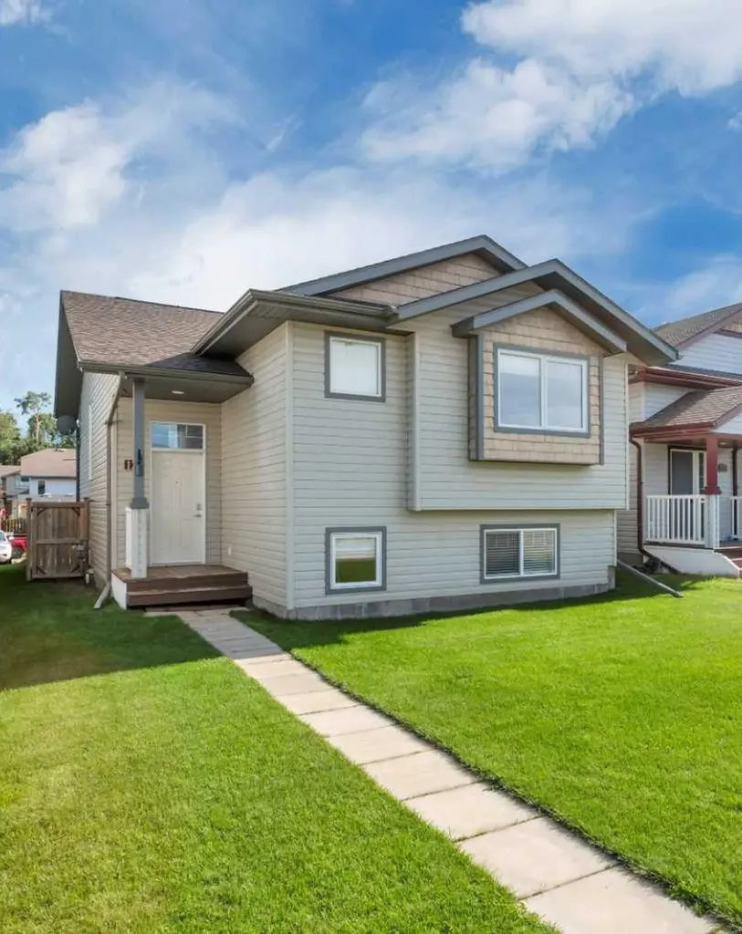 121 Wilkinson Circle Sylvan Lake AB T4S 2N7