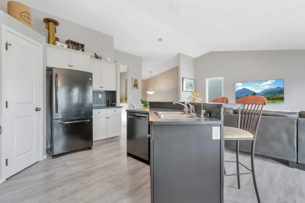 121 Wilkinson Circle Sylvan Lake AB T4S 2N7