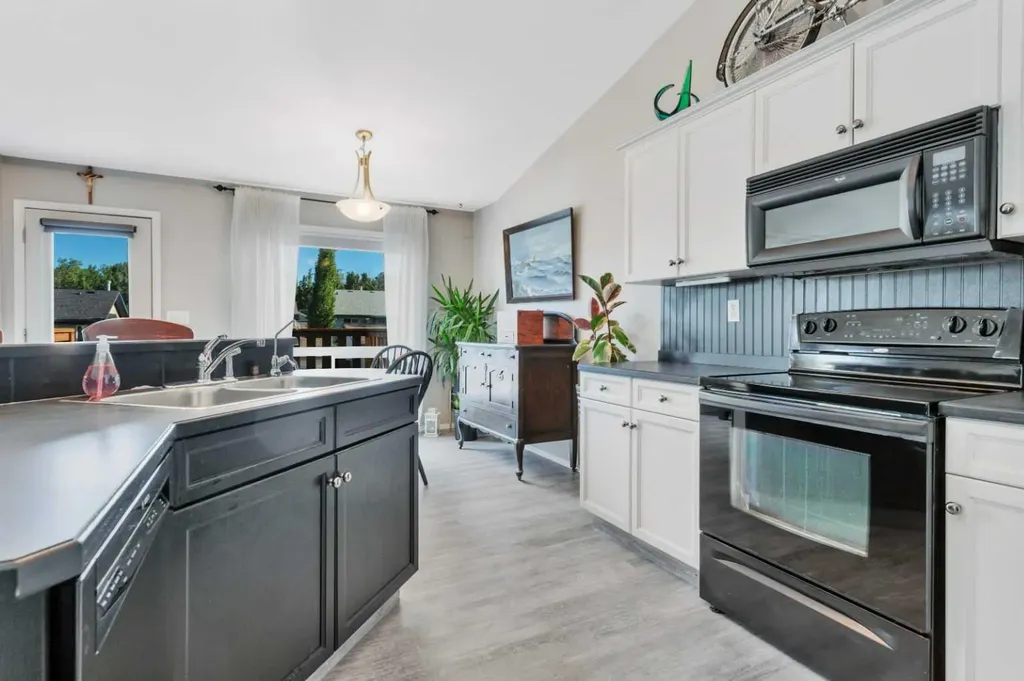 121 Wilkinson Circle Sylvan Lake AB T4S 2N7