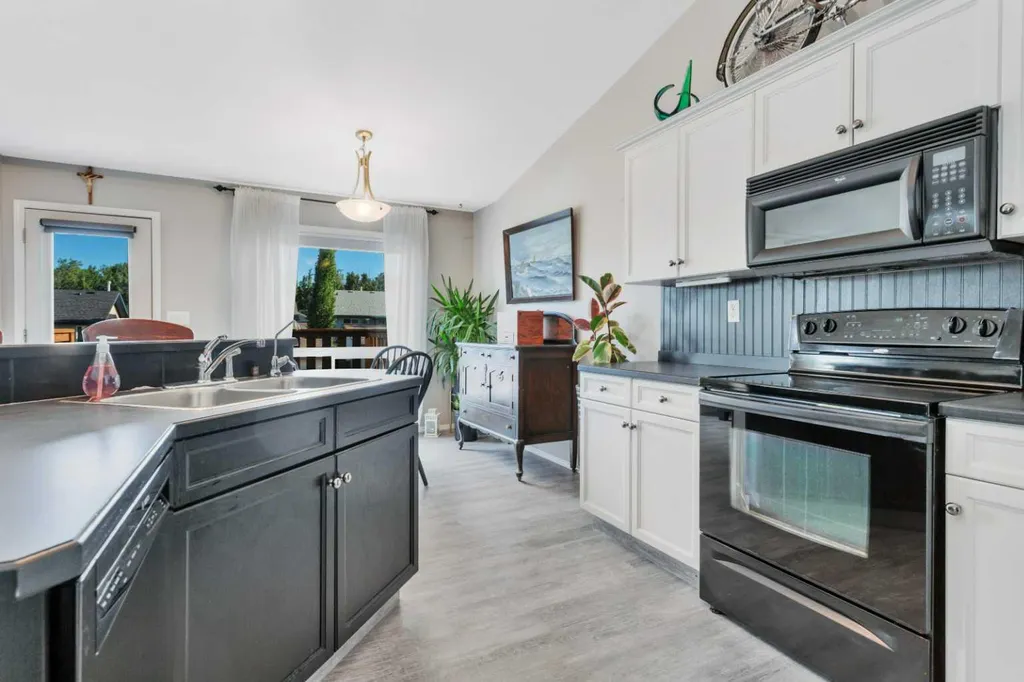 121 Wilkinson Circle Sylvan Lake AB T4S 2N7