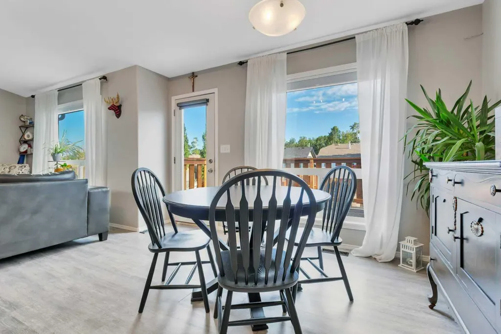 121 Wilkinson Circle Sylvan Lake AB T4S 2N7