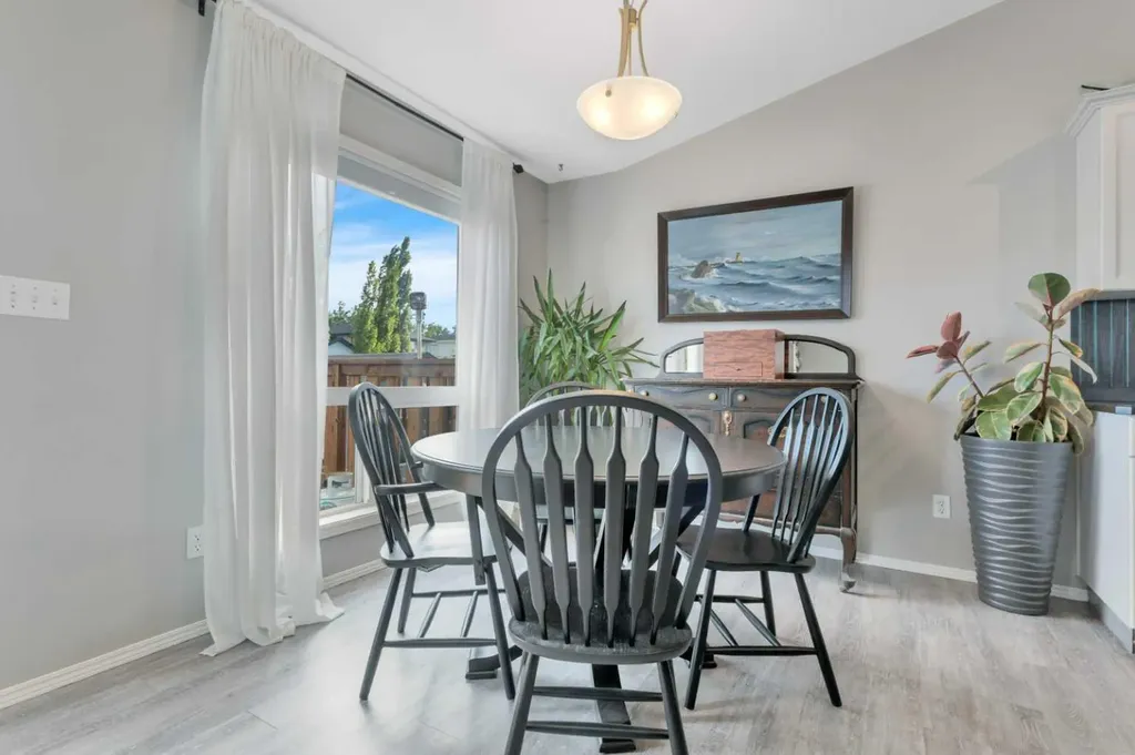 121 Wilkinson Circle Sylvan Lake AB T4S 2N7