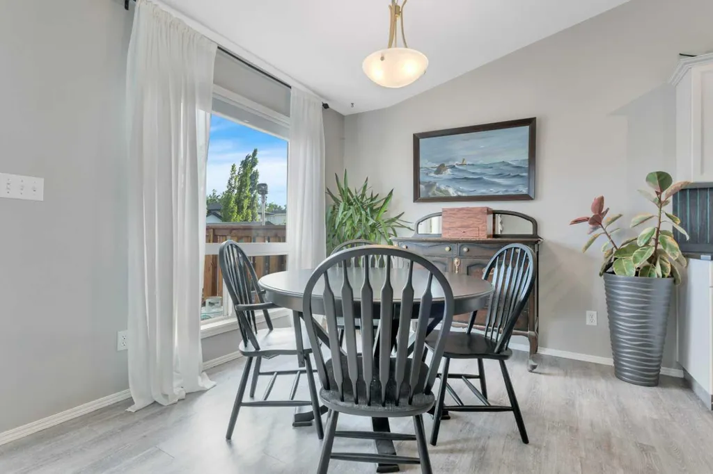 121 Wilkinson Circle Sylvan Lake AB T4S 2N7