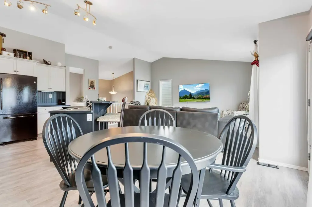 121 Wilkinson Circle Sylvan Lake AB T4S 2N7