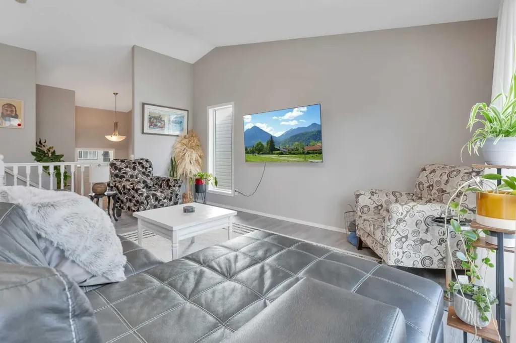 121 Wilkinson Circle Sylvan Lake AB T4S 2N7