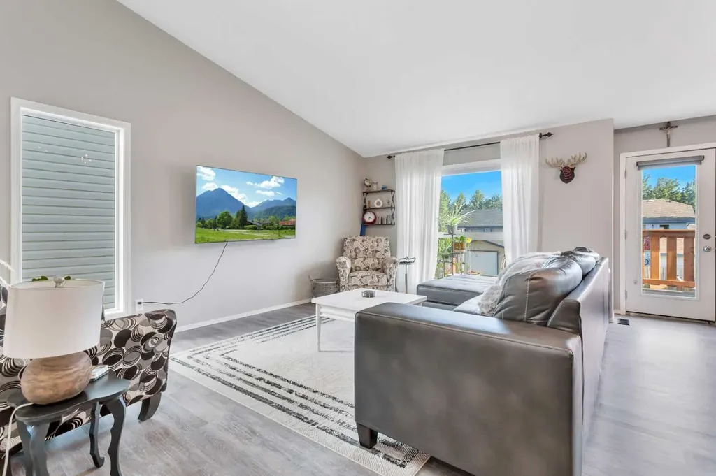 121 Wilkinson Circle Sylvan Lake AB T4S 2N7