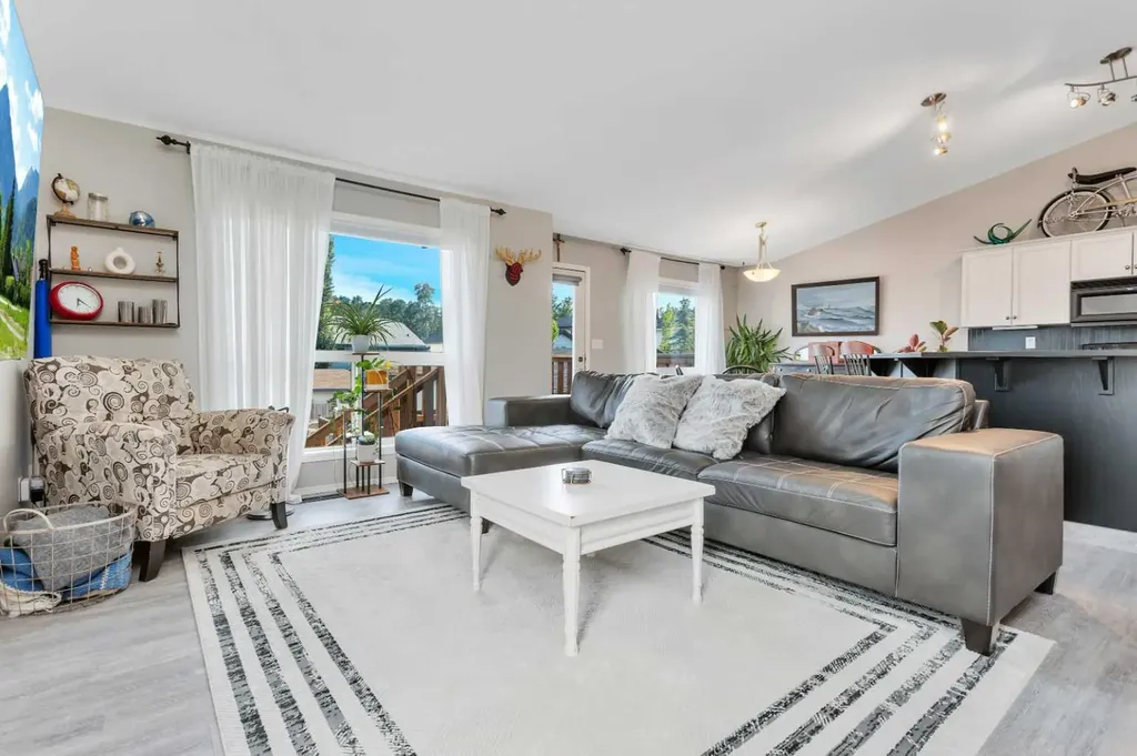 121 Wilkinson Circle Sylvan Lake AB T4S 2N7