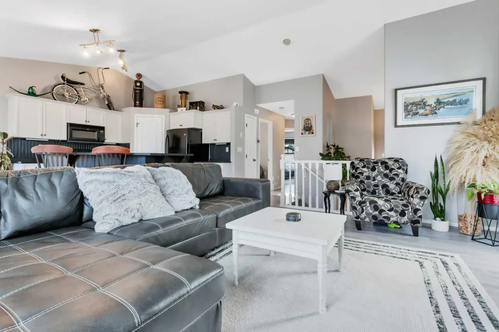 121 Wilkinson Circle Sylvan Lake AB T4S 2N7