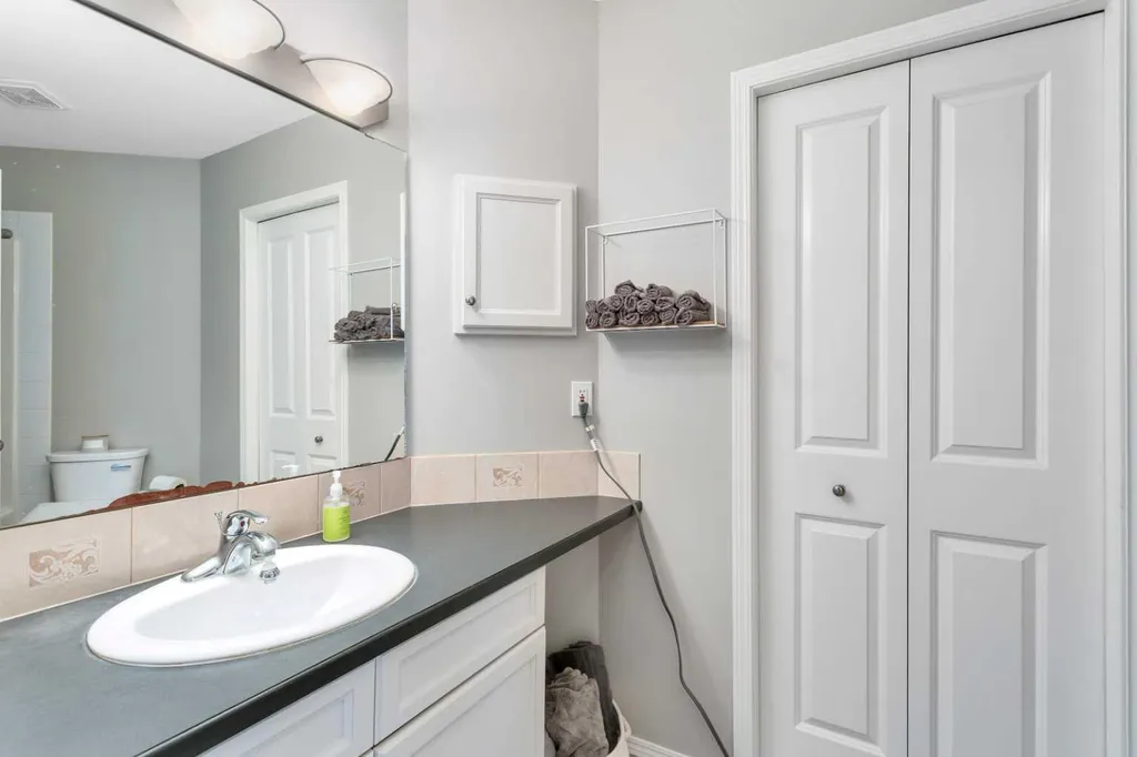 121 Wilkinson Circle Sylvan Lake AB T4S 2N7