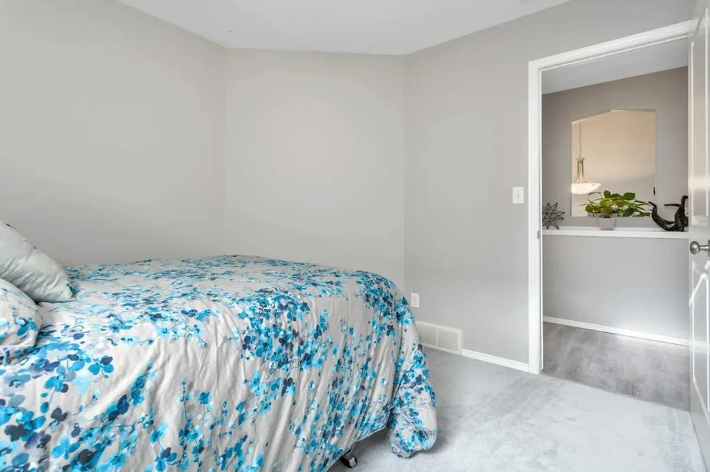 121 Wilkinson Circle Sylvan Lake AB T4S 2N7
