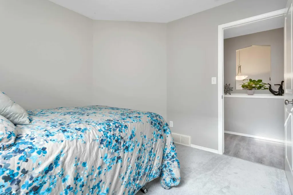 121 Wilkinson Circle Sylvan Lake AB T4S 2N7