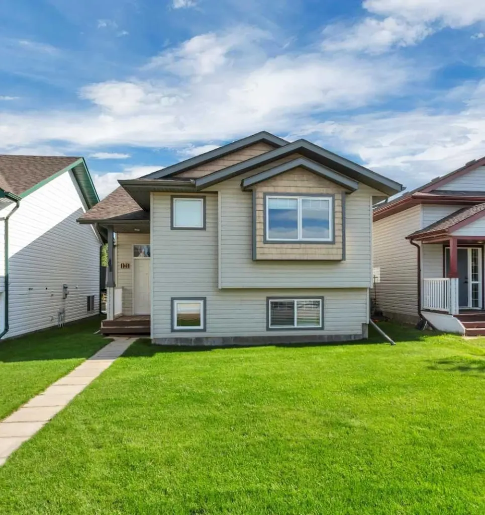 121 Wilkinson Circle Sylvan Lake AB T4S 2N7