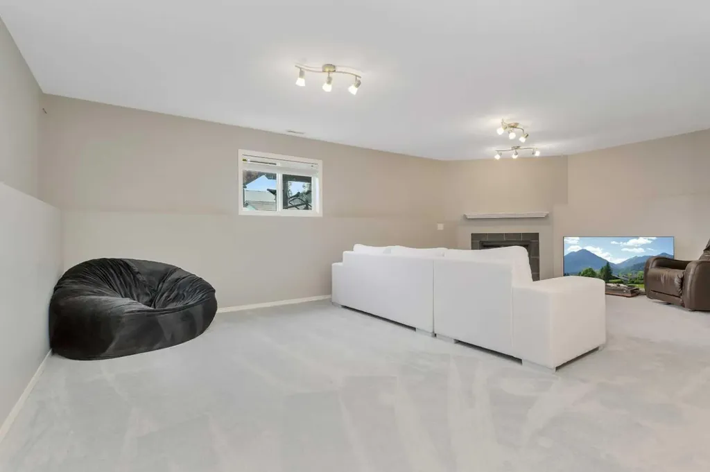 121 Wilkinson Circle Sylvan Lake AB T4S 2N7