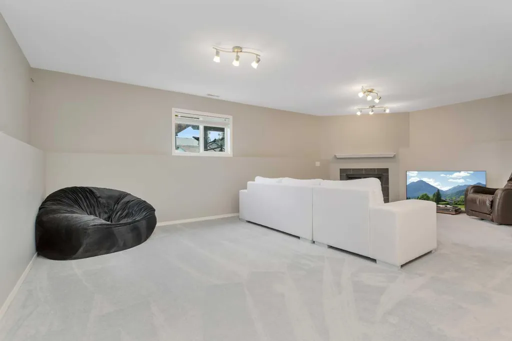 121 Wilkinson Circle Sylvan Lake AB T4S 2N7
