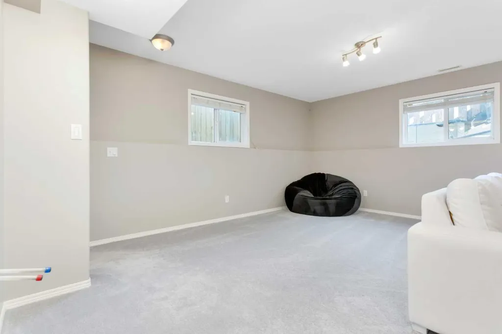 121 Wilkinson Circle Sylvan Lake AB T4S 2N7