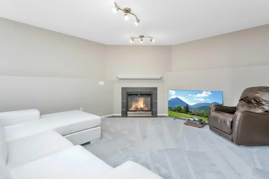 121 Wilkinson Circle Sylvan Lake AB T4S 2N7