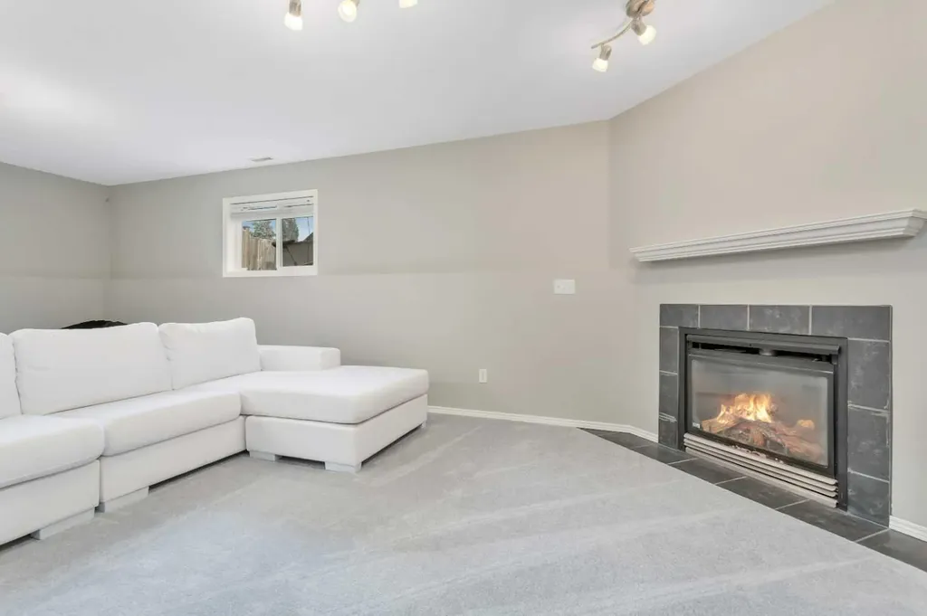 121 Wilkinson Circle Sylvan Lake AB T4S 2N7
