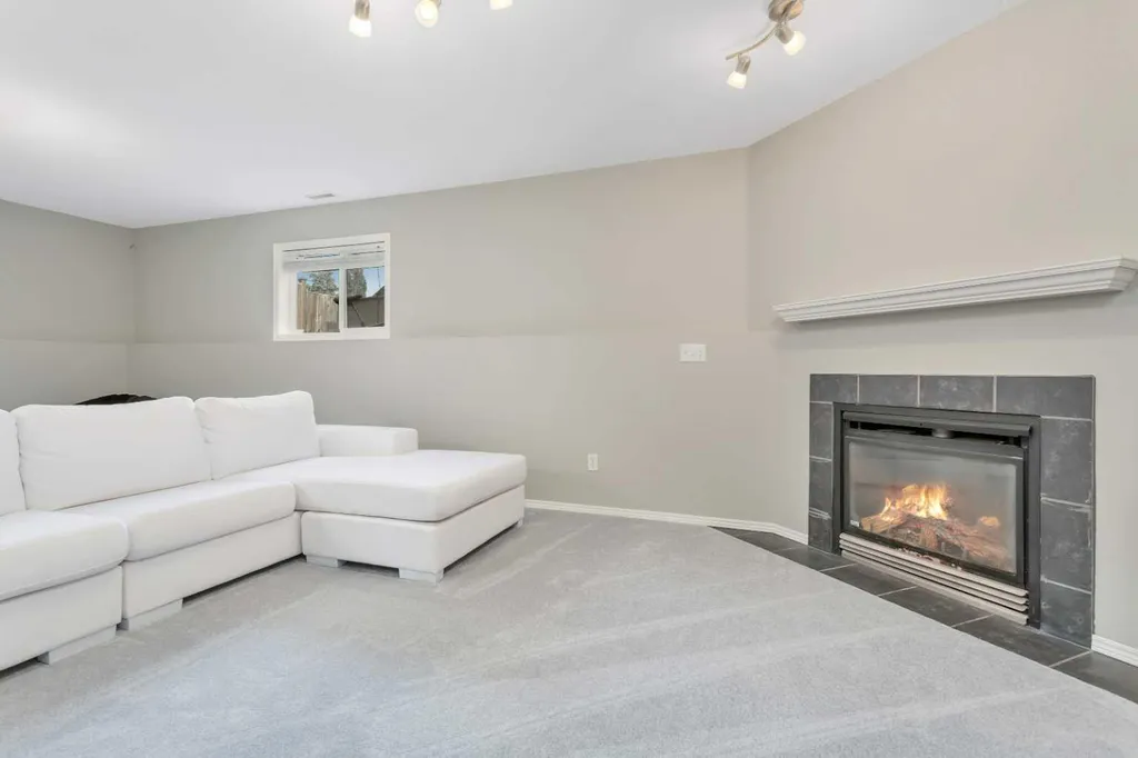 121 Wilkinson Circle Sylvan Lake AB T4S 2N7