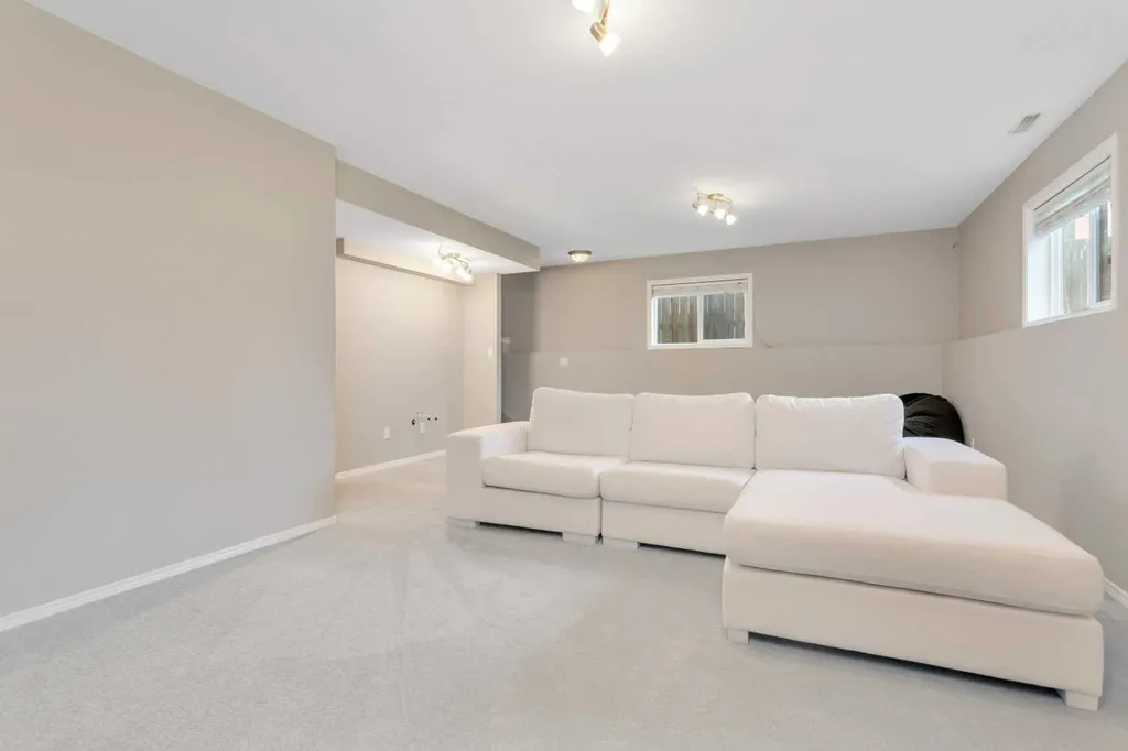 121 Wilkinson Circle Sylvan Lake AB T4S 2N7