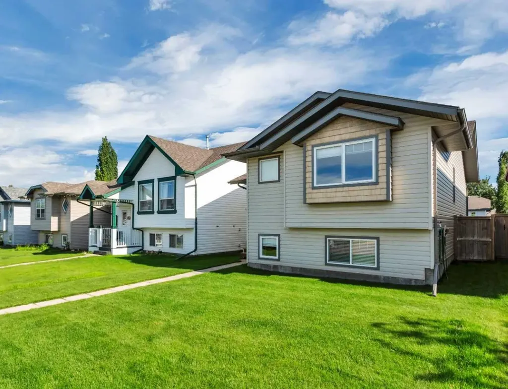 121 Wilkinson Circle Sylvan Lake AB T4S 2N7