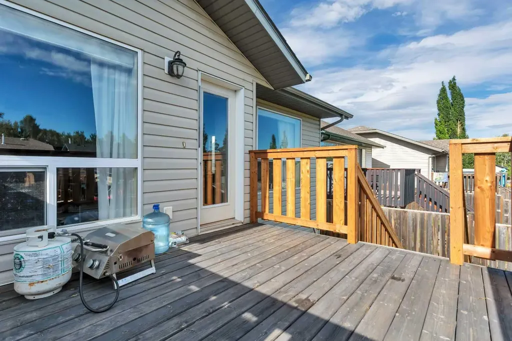 121 Wilkinson Circle Sylvan Lake AB T4S 2N7