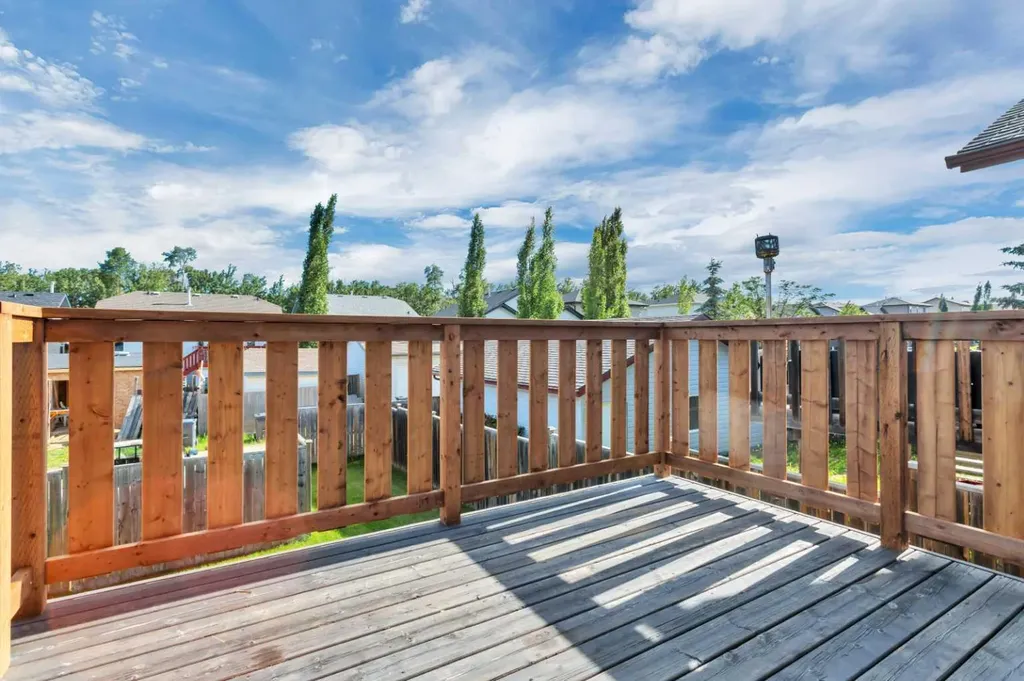 121 Wilkinson Circle Sylvan Lake AB T4S 2N7