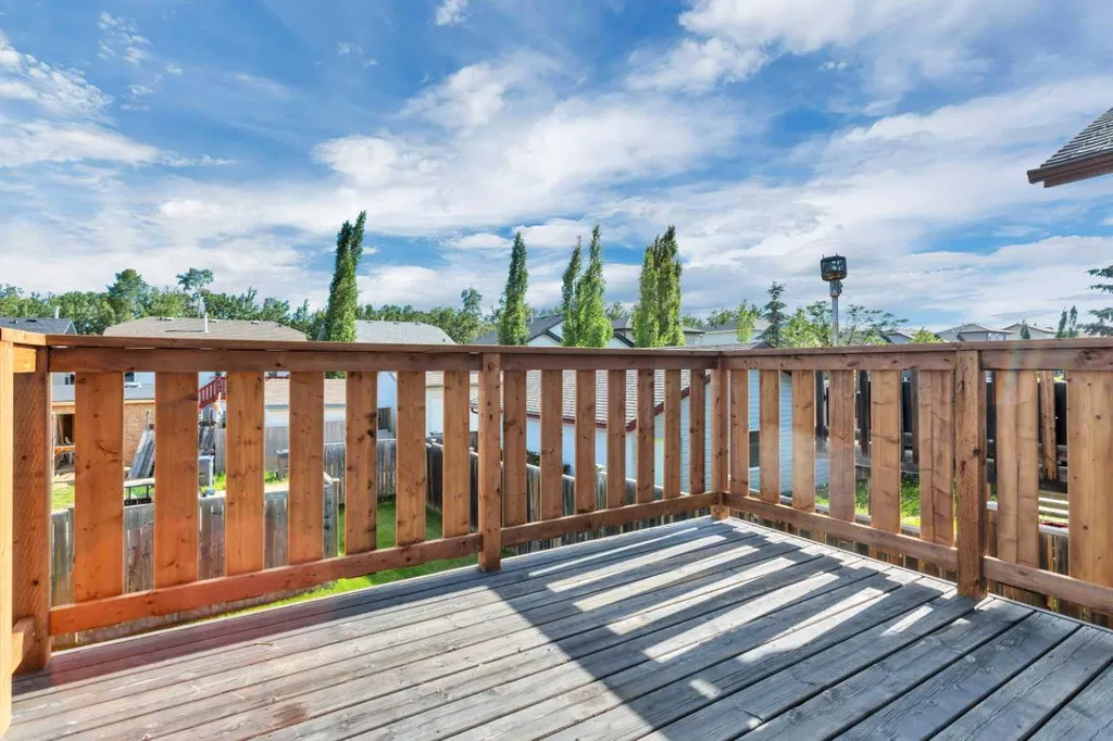 121 Wilkinson Circle Sylvan Lake AB T4S 2N7