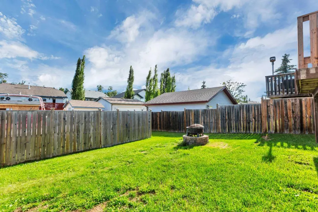 121 Wilkinson Circle Sylvan Lake AB T4S 2N7