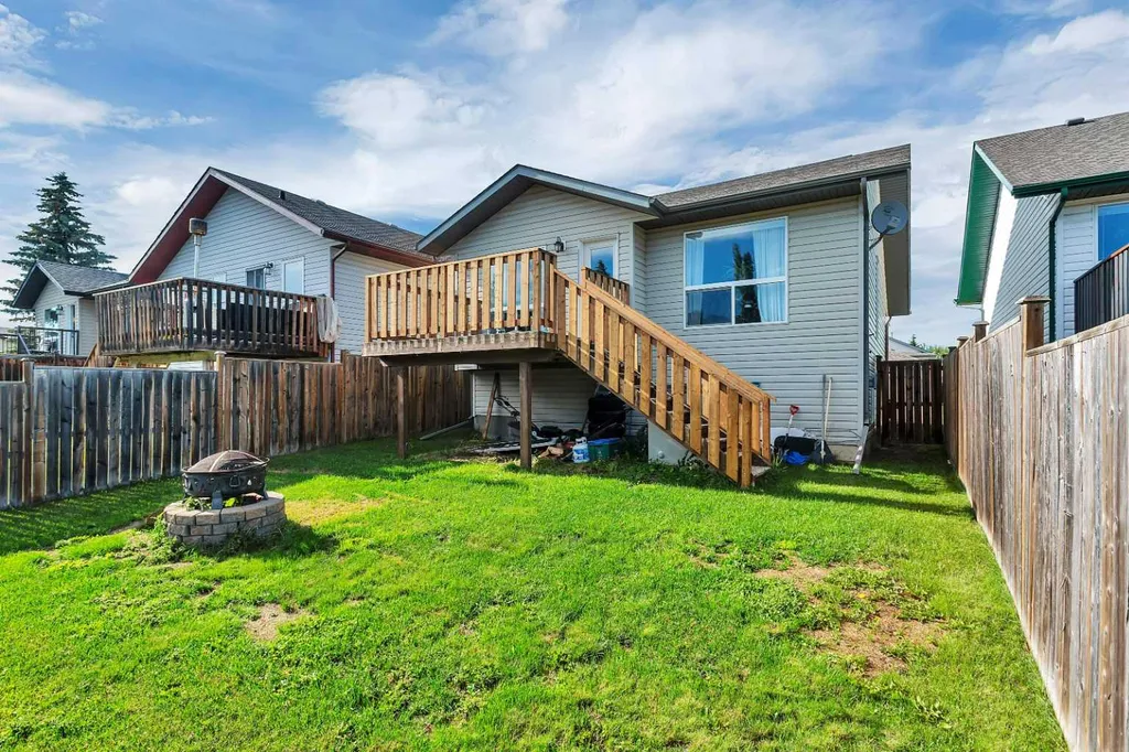 121 Wilkinson Circle Sylvan Lake AB T4S 2N7