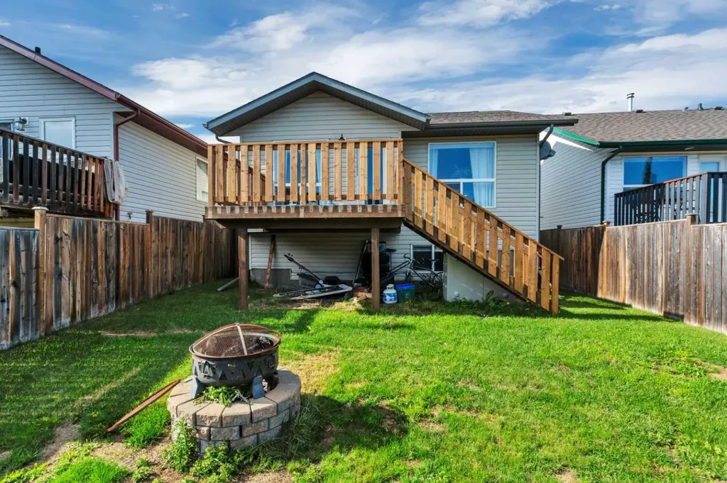 121 Wilkinson Circle Sylvan Lake AB T4S 2N7