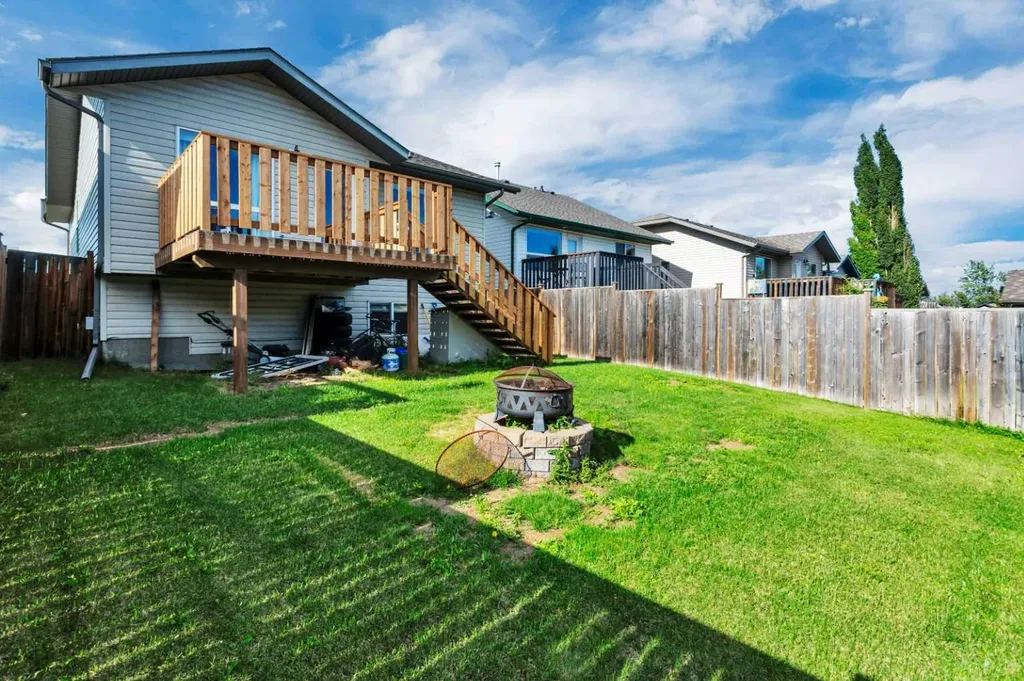 121 Wilkinson Circle Sylvan Lake AB T4S 2N7