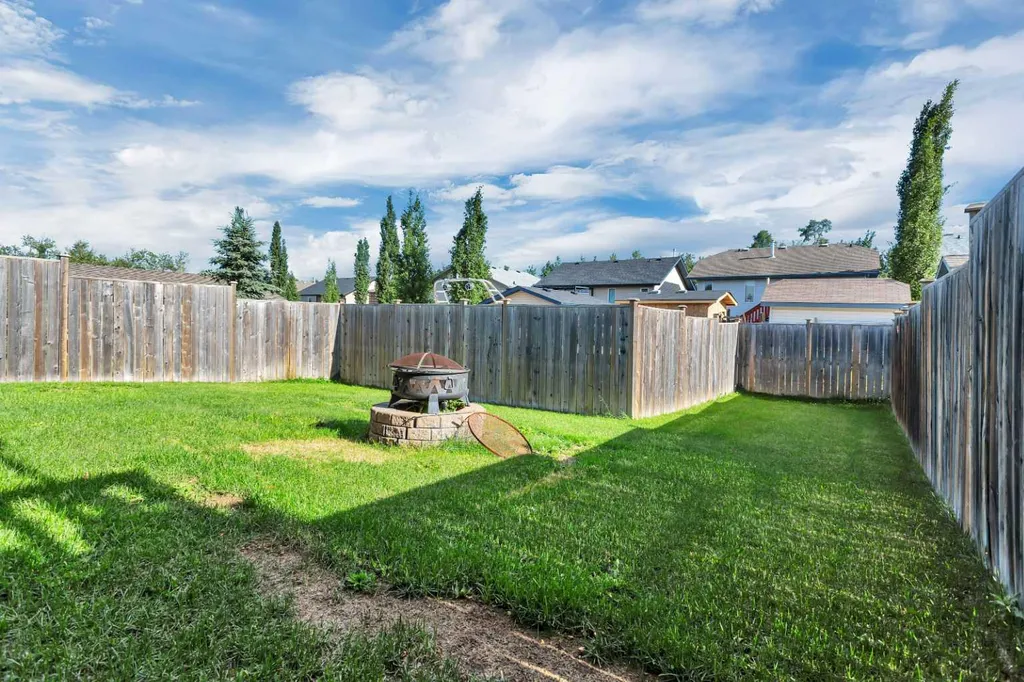 121 Wilkinson Circle Sylvan Lake AB T4S 2N7