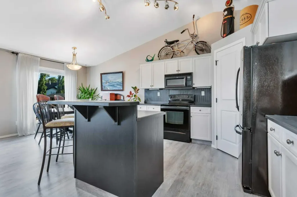 121 Wilkinson Circle Sylvan Lake AB T4S 2N7
