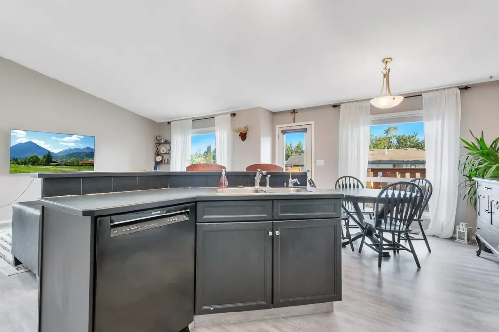 121 Wilkinson Circle Sylvan Lake AB T4S 2N7
