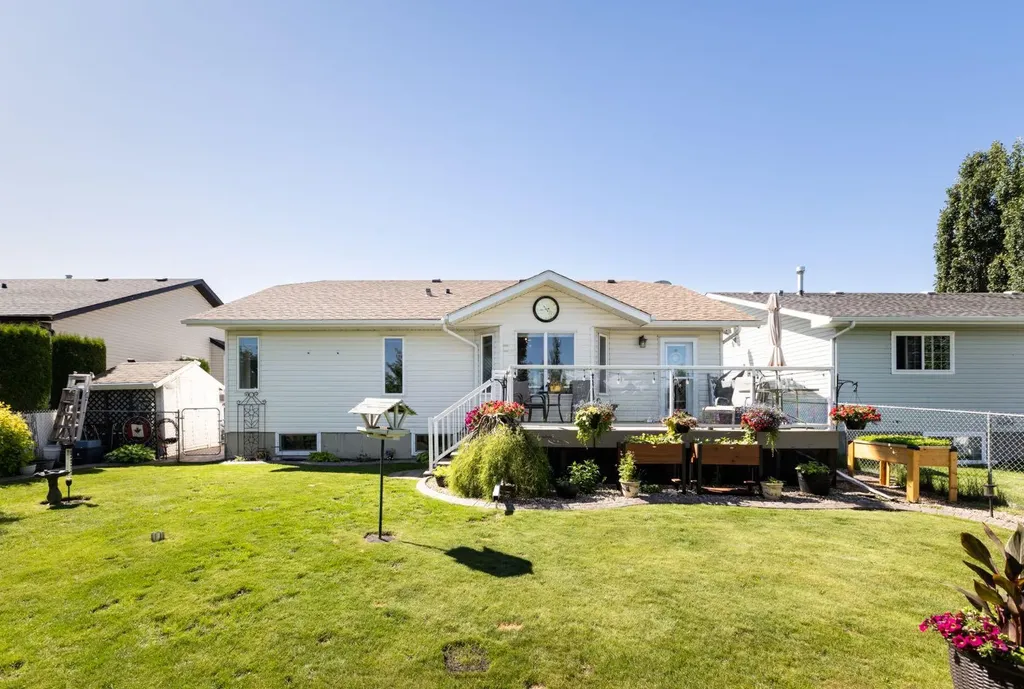 4510 54a Avenue Crescent Innisfail AB T4G1X8