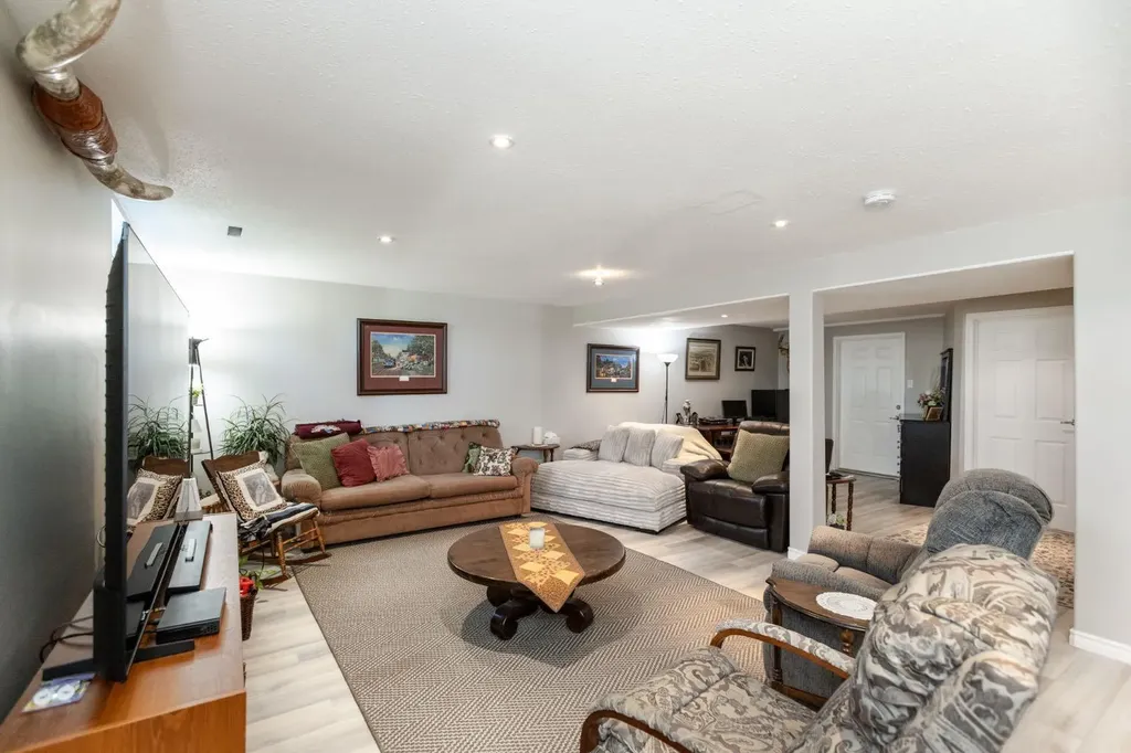 4510 54a Avenue Crescent Innisfail AB T4G1X8