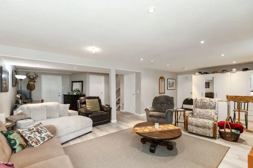 4510 54a Avenue Crescent Innisfail AB T4G1X8