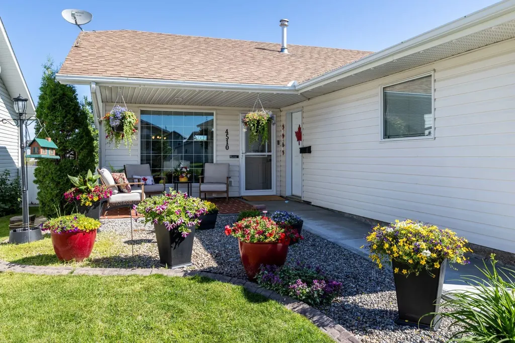 4510 54a Avenue Crescent Innisfail AB T4G1X8