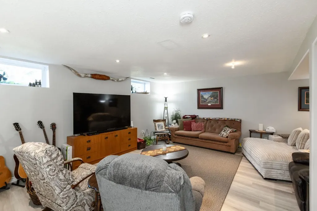 4510 54a Avenue Crescent Innisfail AB T4G1X8