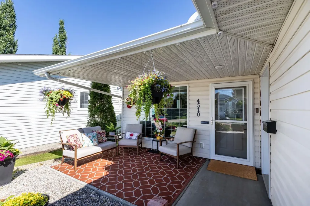 4510 54a Avenue Crescent Innisfail AB T4G1X8