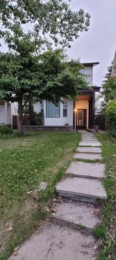 210 Woodmont Court SW Calgary AB T2W 4X1