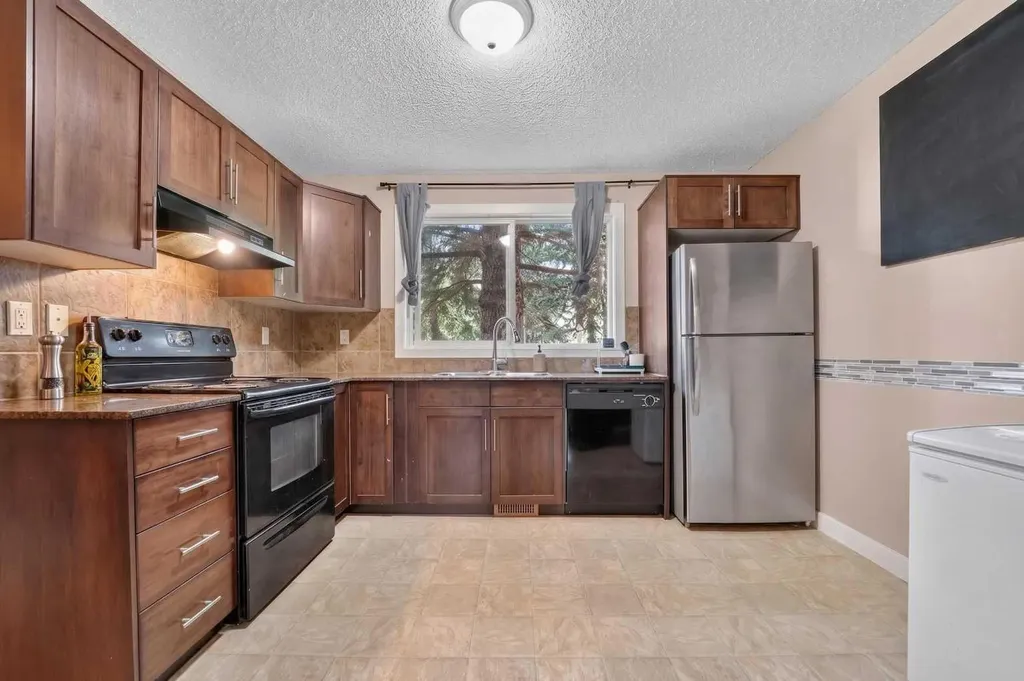 275 Columbia Boulevard W Lethbridge AB T1K 4B8