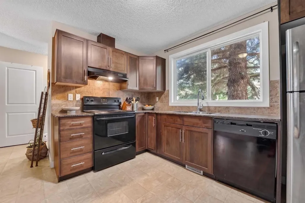 275 Columbia Boulevard W Lethbridge AB T1K 4B8