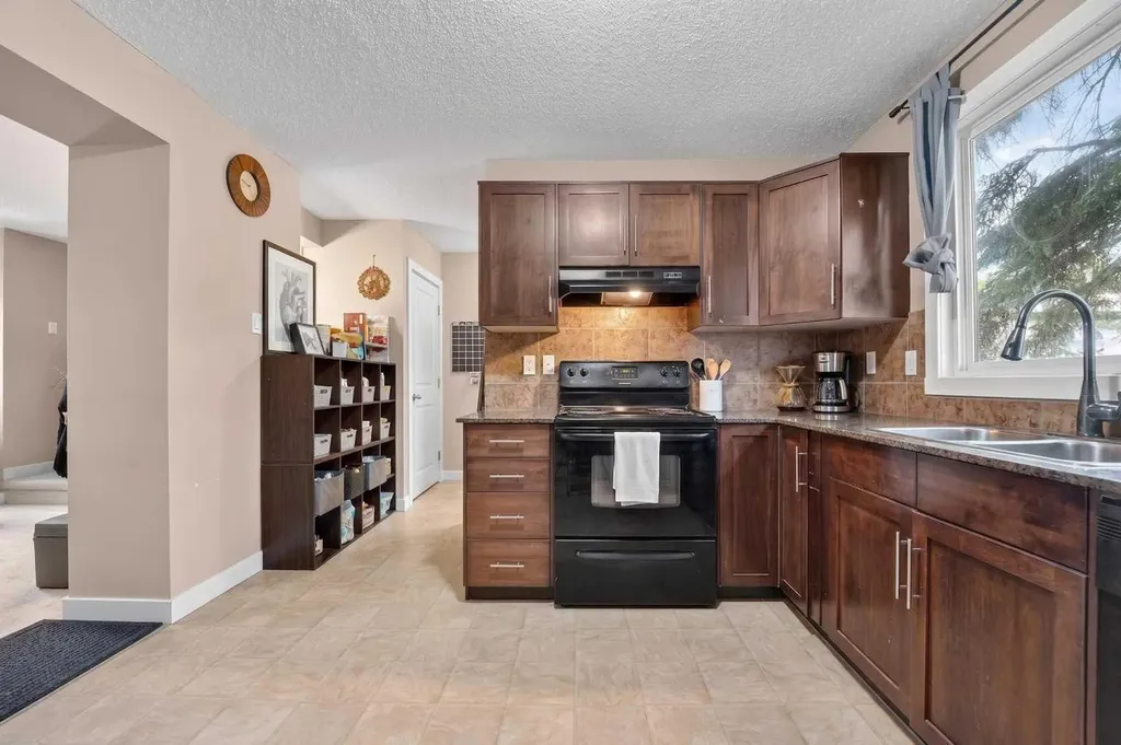 275 Columbia Boulevard W Lethbridge AB T1K 4B8