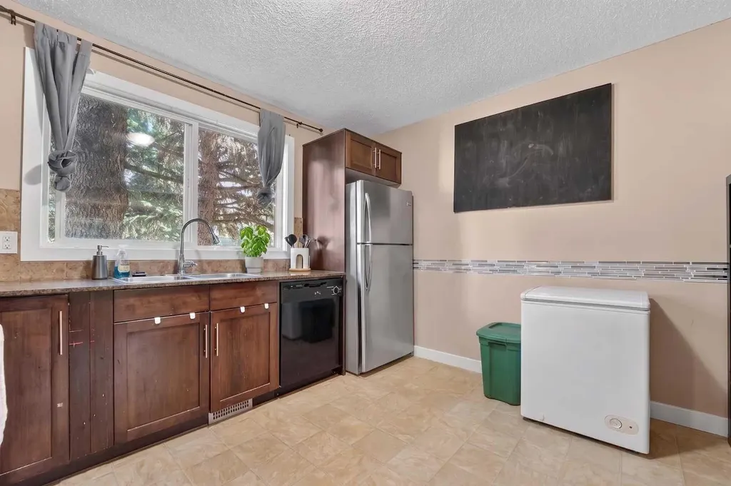 275 Columbia Boulevard W Lethbridge AB T1K 4B8