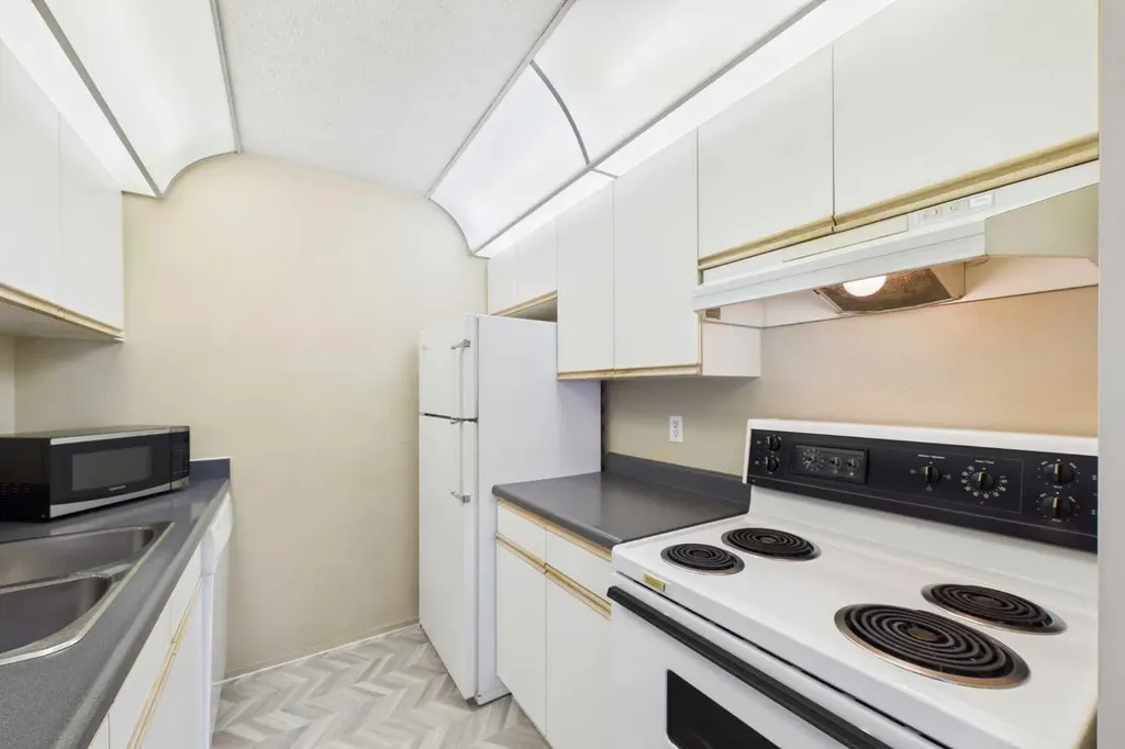 21 Dover Point SE Calgary AB T2B3K4