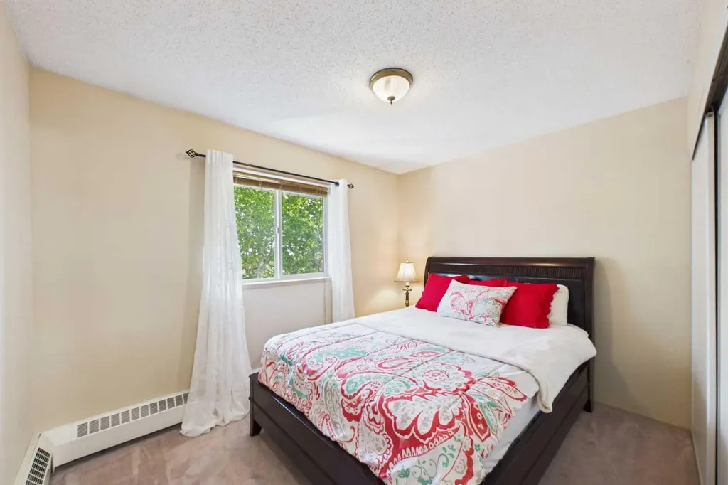 21 Dover Point SE Calgary AB T2B3K4